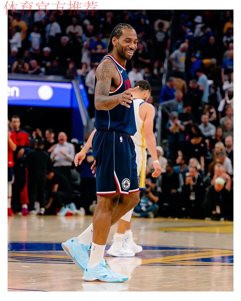 快船社媒晒球员步入今日比赛场馆的视频，伦纳德出镜